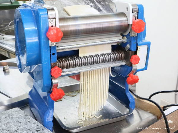 大和拉麵-東海店 大和製麵所：台中美食│大和拉麵-東海店 大和製麵所〃台中拉麵店推薦！拉麵自製，口感超Q彈，激推原味肉骨茶，肉量給的超大氣～