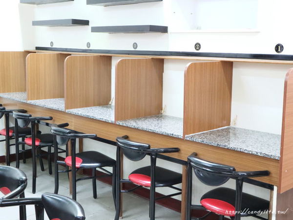 大和拉麵-東海店 大和製麵所：台中美食│大和拉麵-東海店 大和製麵所〃台中拉麵店推薦！拉麵自製，口感超Q彈，激推原味肉骨茶，肉量給的超大氣～