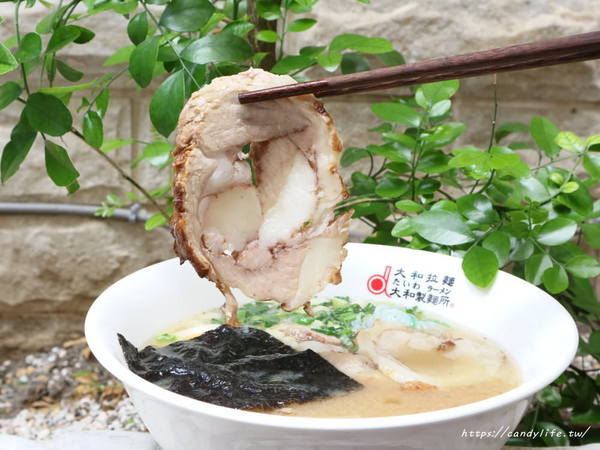 大和拉麵-東海店 大和製麵所：台中美食│大和拉麵-東海店 大和製麵所〃台中拉麵店推薦！拉麵自製，口感超Q彈，激推原味肉骨茶，肉量給的超大氣～