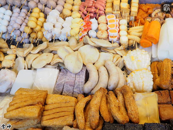 食神滷味 台中靜宜店：食神滷味全新二代店，紅黑時尚裝潢，新增蔬果老火湯清爽新口味~