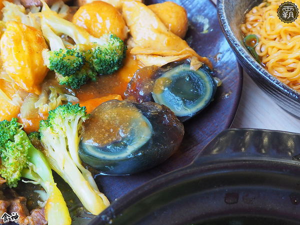 食神滷味 台中靜宜店：食神滷味全新二代店，紅黑時尚裝潢，新增蔬果老火湯清爽新口味~