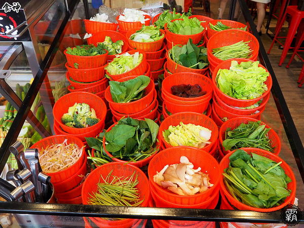 食神滷味 台中靜宜店：食神滷味全新二代店，紅黑時尚裝潢，新增蔬果老火湯清爽新口味~