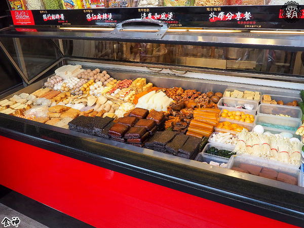 食神滷味 台中靜宜店：食神滷味全新二代店，紅黑時尚裝潢，新增蔬果老火湯清爽新口味~