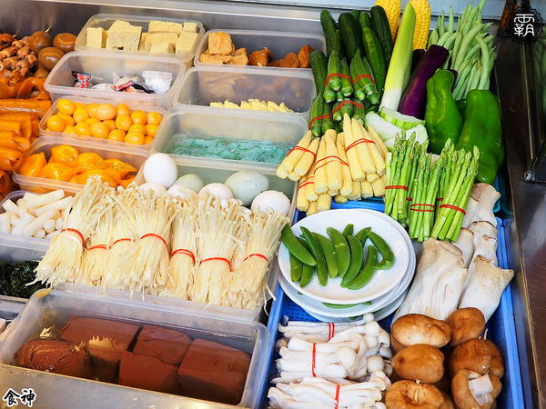 食神滷味 台中靜宜店：食神滷味全新二代店，紅黑時尚裝潢，新增蔬果老火湯清爽新口味~