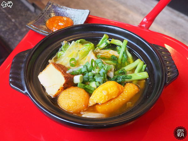 食神滷味 台中靜宜店：食神滷味全新二代店，紅黑時尚裝潢，新增蔬果老火湯清爽新口味~