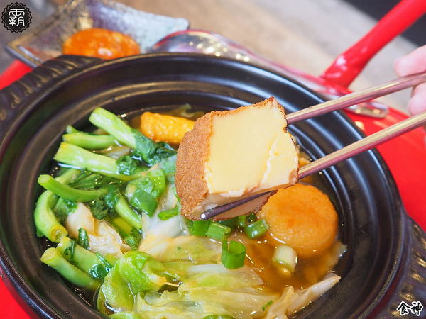 食神滷味 台中靜宜店：食神滷味全新二代店，紅黑時尚裝潢，新增蔬果老火湯清爽新口味~