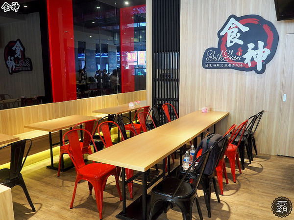 食神滷味 台中靜宜店：食神滷味全新二代店，紅黑時尚裝潢，新增蔬果老火湯清爽新口味~