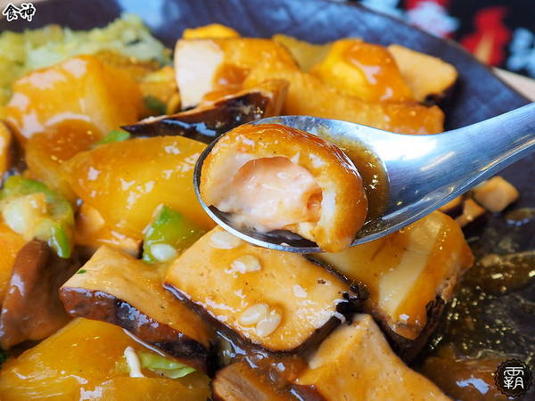 食神滷味 台中靜宜店：食神滷味全新二代店，紅黑時尚裝潢，新增蔬果老火湯清爽新口味~