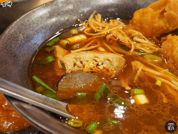 食神滷味 台中靜宜店：食神滷味全新二代店，紅黑時尚裝潢，新增蔬果老火湯清爽新口味~