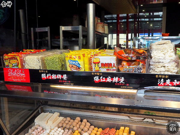 食神滷味 台中靜宜店：食神滷味全新二代店，紅黑時尚裝潢，新增蔬果老火湯清爽新口味~