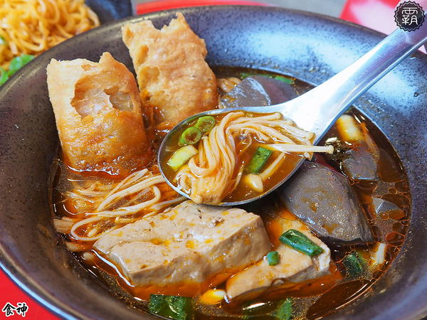 食神滷味 台中靜宜店：食神滷味全新二代店，紅黑時尚裝潢，新增蔬果老火湯清爽新口味~