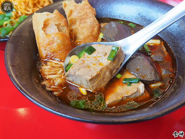 食神滷味 台中靜宜店：食神滷味全新二代店，紅黑時尚裝潢，新增蔬果老火湯清爽新口味~