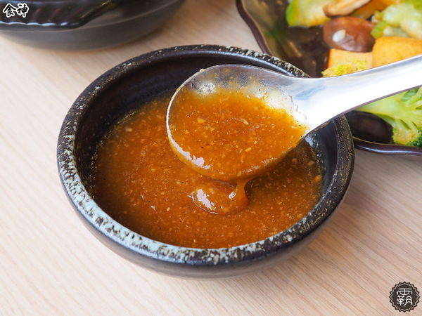 食神滷味 台中靜宜店：食神滷味全新二代店，紅黑時尚裝潢，新增蔬果老火湯清爽新口味~