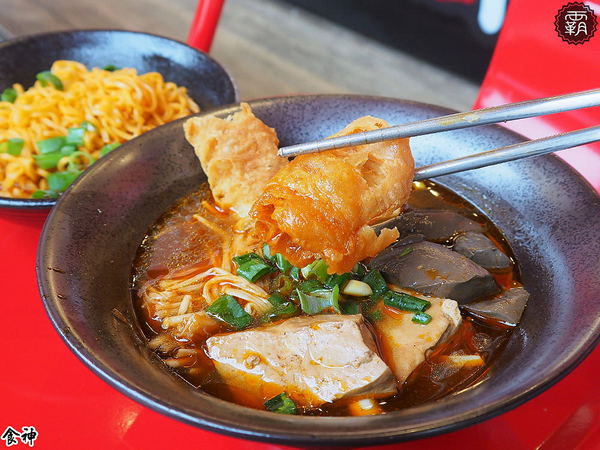 食神滷味 台中靜宜店：食神滷味全新二代店，紅黑時尚裝潢，新增蔬果老火湯清爽新口味~