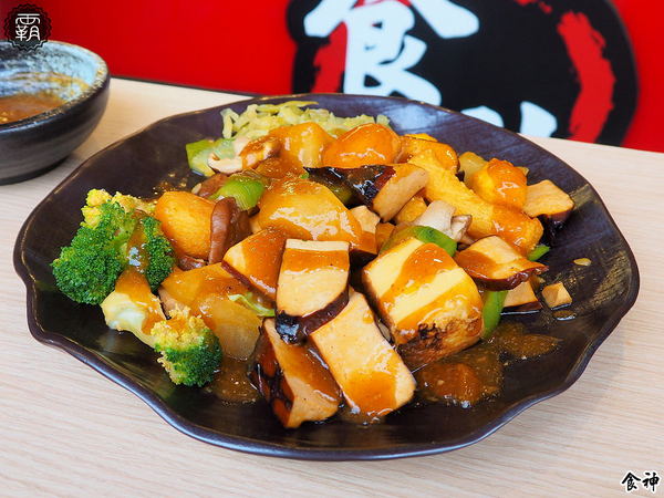 食神滷味 台中靜宜店：食神滷味全新二代店，紅黑時尚裝潢，新增蔬果老火湯清爽新口味~