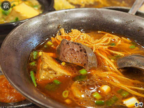 食神滷味 台中靜宜店：食神滷味全新二代店，紅黑時尚裝潢，新增蔬果老火湯清爽新口味~