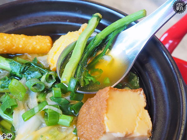 食神滷味 台中靜宜店：食神滷味全新二代店，紅黑時尚裝潢，新增蔬果老火湯清爽新口味~