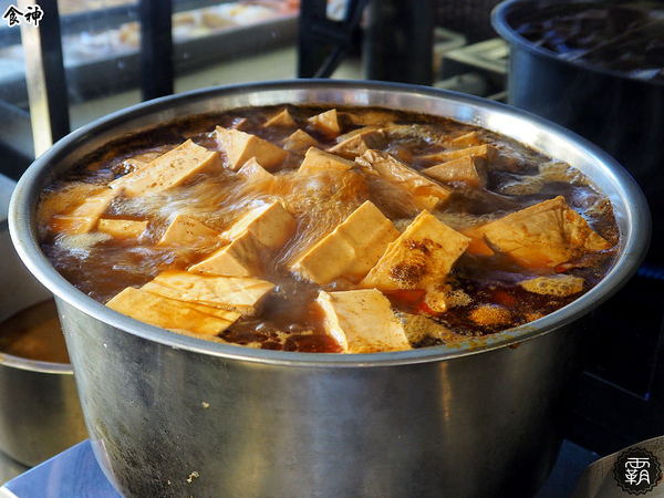 食神滷味 台中靜宜店：食神滷味全新二代店，紅黑時尚裝潢，新增蔬果老火湯清爽新口味~