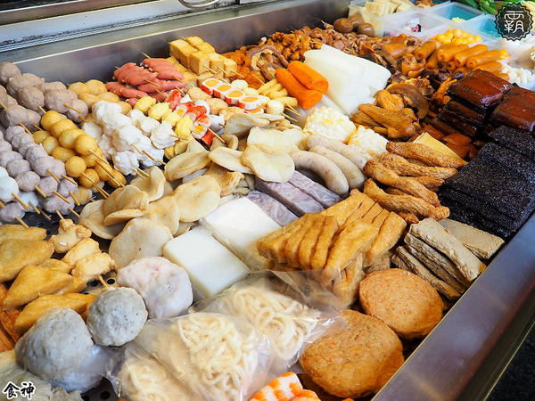 食神滷味 台中靜宜店：食神滷味全新二代店，紅黑時尚裝潢，新增蔬果老火湯清爽新口味~