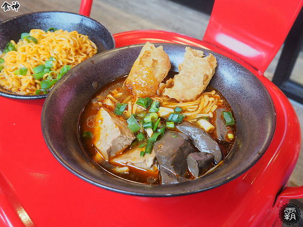 食神滷味 台中靜宜店：食神滷味全新二代店，紅黑時尚裝潢，新增蔬果老火湯清爽新口味~