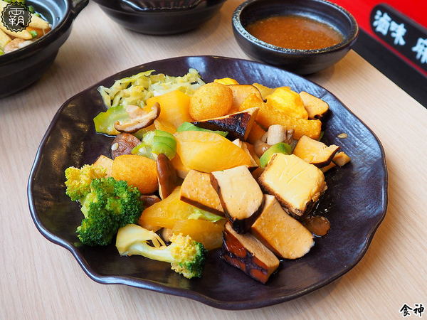 食神滷味 台中靜宜店：食神滷味全新二代店，紅黑時尚裝潢，新增蔬果老火湯清爽新口味~