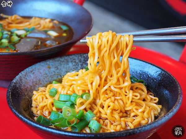 食神滷味 台中靜宜店：食神滷味全新二代店，紅黑時尚裝潢，新增蔬果老火湯清爽新口味~