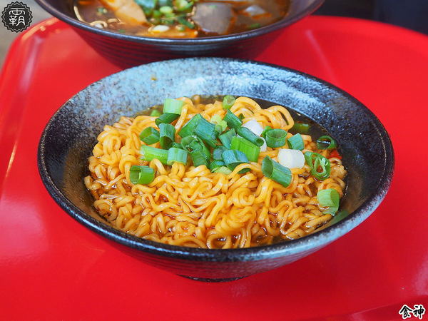 食神滷味 台中靜宜店：食神滷味全新二代店，紅黑時尚裝潢，新增蔬果老火湯清爽新口味~