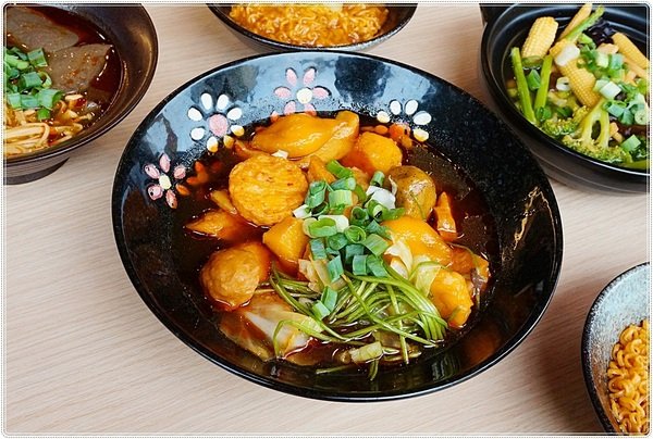 食神滷味 台中靜宜店：台中沙鹿』食神滷味靜宜店║食神到！銅板小吃、宵夜新選擇！獨家麻辣燙，多項食材，不同的香辣快感～