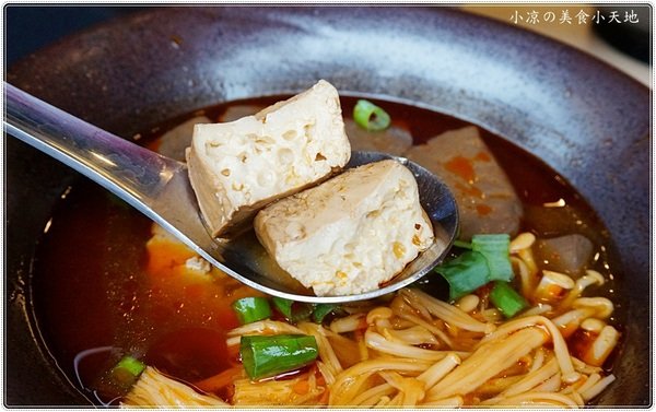 食神滷味 台中靜宜店：台中沙鹿』食神滷味靜宜店║食神到！銅板小吃、宵夜新選擇！獨家麻辣燙，多項食材，不同的香辣快感～