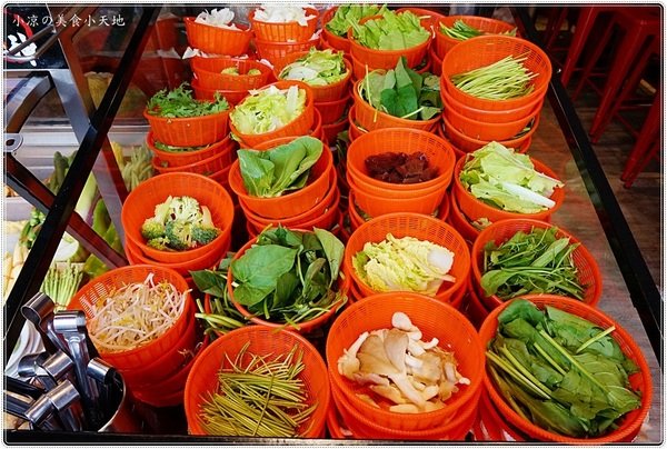 食神滷味 台中靜宜店：台中沙鹿』食神滷味靜宜店║食神到！銅板小吃、宵夜新選擇！獨家麻辣燙，多項食材，不同的香辣快感～