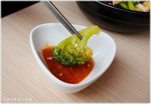 食神滷味 台中靜宜店：台中沙鹿』食神滷味靜宜店║食神到！銅板小吃、宵夜新選擇！獨家麻辣燙，多項食材，不同的香辣快感～