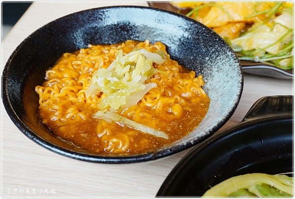 食神滷味 台中靜宜店：台中沙鹿』食神滷味靜宜店║食神到！銅板小吃、宵夜新選擇！獨家麻辣燙，多項食材，不同的香辣快感～