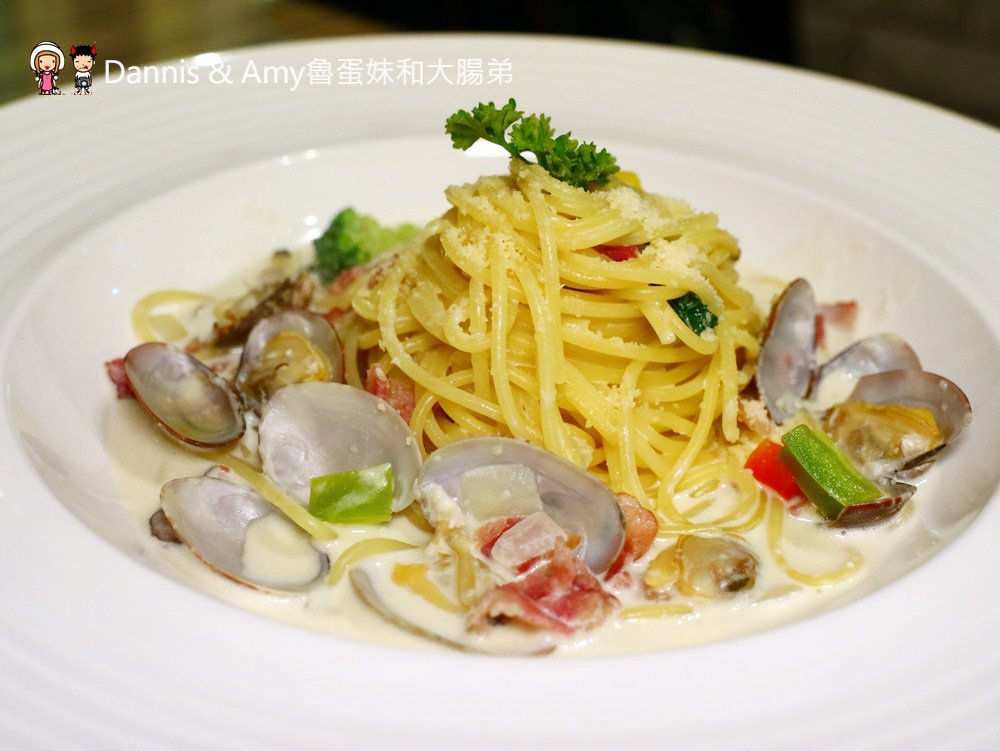 《竹北美食》Bingo賓果廚房。聚餐首選香草烤雞需提前預訂。平價鐵板海陸義大利麵排餐。健康薑黃燉飯。自助吧無限享用︱新竹喜來登飯店附近（影片）