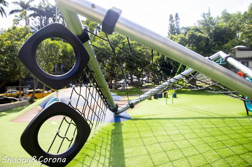 【玩樂．台北】台北特色公園／萬芳四號公園～遮陽沙坑、大型攀爬網架、鳥巢鞦韆和迷你滑草丘，無料溜小孩好去處