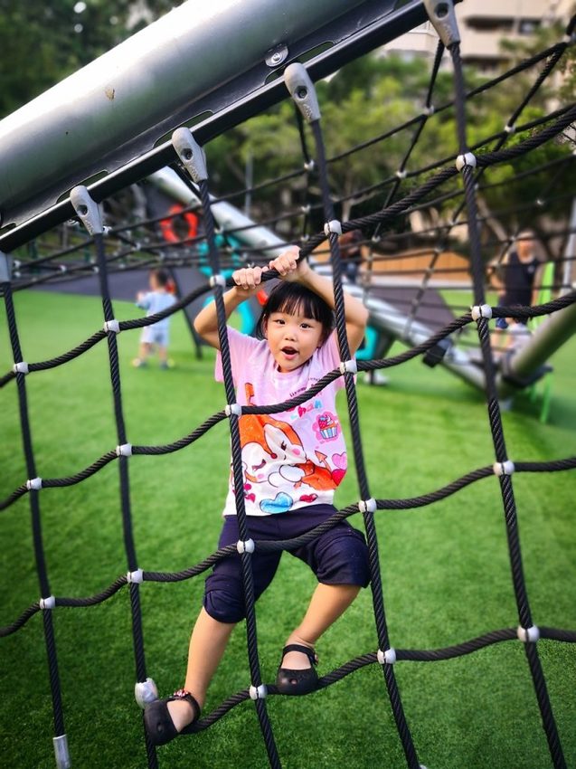 【玩樂．台北】台北特色公園／萬芳四號公園～遮陽沙坑、大型攀爬網架、鳥巢鞦韆和迷你滑草丘，無料溜小孩好去處