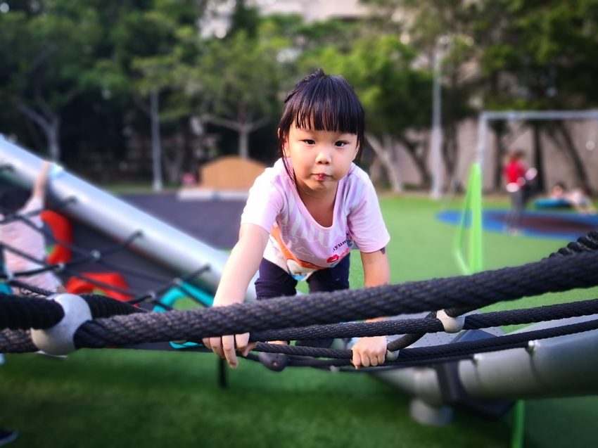 【玩樂．台北】台北特色公園／萬芳四號公園～遮陽沙坑、大型攀爬網架、鳥巢鞦韆和迷你滑草丘，無料溜小孩好去處