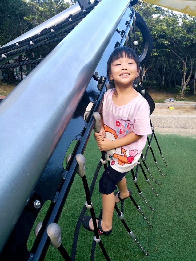 【玩樂．台北】台北特色公園／萬芳四號公園～遮陽沙坑、大型攀爬網架、鳥巢鞦韆和迷你滑草丘，無料溜小孩好去處