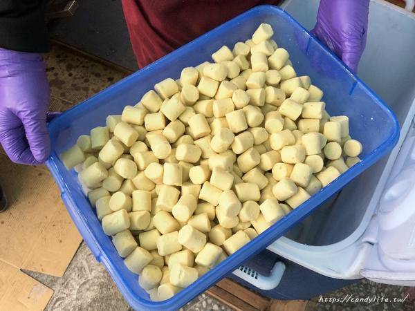 紅心地瓜球(大里總店)：台中美食│紅心地瓜球〃台中必吃地瓜球！網友強力推薦，大顆又好吃，兩包50超划算～