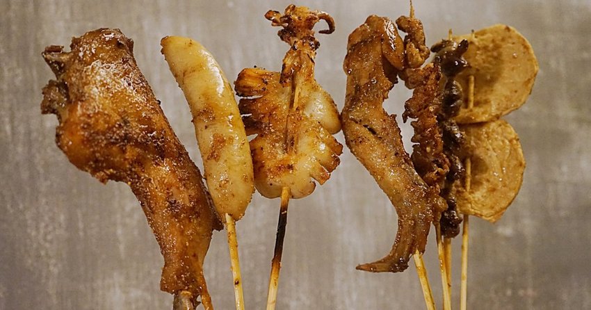 嘉嘉碳烤|澎湖市區燒烤推薦，炭火慢烤塗上甜香的燒烤醬，人氣搶搶滾!