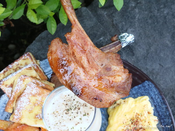 享。拾光 Fun time：台中美食│享。拾光 fun time〃中科商圈早午餐推薦～提供wifi及插座，可帶寵物，還有美美打卡牆！