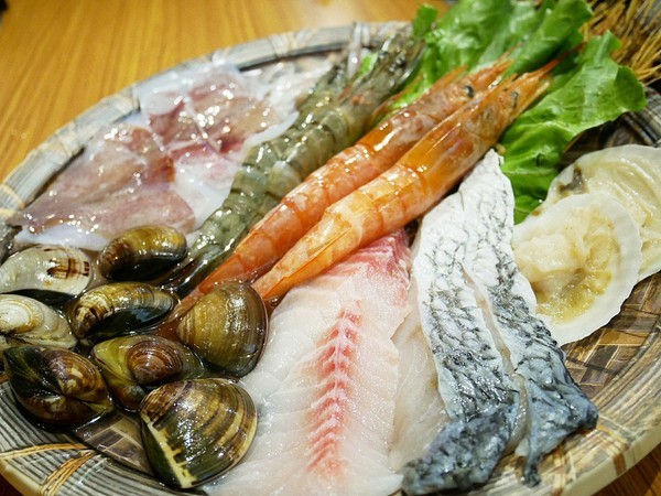 裊裊鍋物：裊裊鍋物-逢甲巷弄內人氣火鍋  也是進補的好選擇  用餐時間高朋滿座  沒訂位還吃不到 (愛評體驗券)