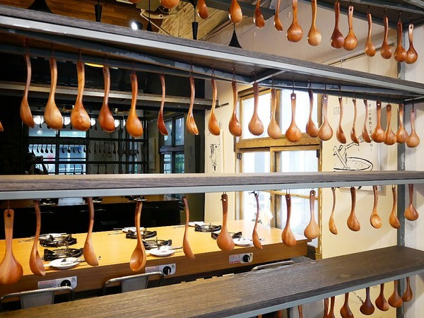 裊裊鍋物：裊裊鍋物-逢甲巷弄內人氣火鍋  也是進補的好選擇  用餐時間高朋滿座  沒訂位還吃不到 (愛評體驗券)