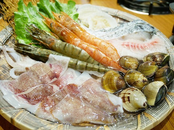 裊裊鍋物：裊裊鍋物-逢甲巷弄內人氣火鍋  也是進補的好選擇  用餐時間高朋滿座  沒訂位還吃不到 (愛評體驗券)