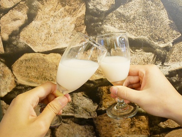 裊裊鍋物：裊裊鍋物-逢甲巷弄內人氣火鍋  也是進補的好選擇  用餐時間高朋滿座  沒訂位還吃不到 (愛評體驗券)