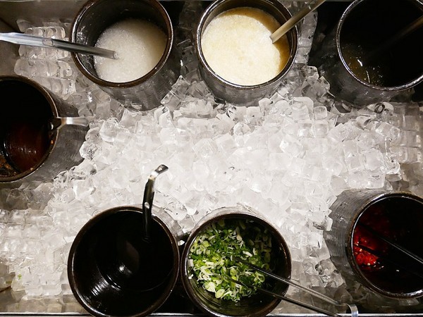 裊裊鍋物：裊裊鍋物-逢甲巷弄內人氣火鍋  也是進補的好選擇  用餐時間高朋滿座  沒訂位還吃不到 (愛評體驗券)