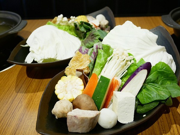 裊裊鍋物：裊裊鍋物-逢甲巷弄內人氣火鍋  也是進補的好選擇  用餐時間高朋滿座  沒訂位還吃不到 (愛評體驗券)