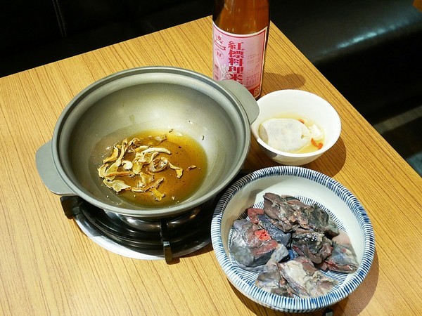 裊裊鍋物：裊裊鍋物-逢甲巷弄內人氣火鍋  也是進補的好選擇  用餐時間高朋滿座  沒訂位還吃不到 (愛評體驗券)