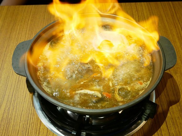 裊裊鍋物：裊裊鍋物-逢甲巷弄內人氣火鍋  也是進補的好選擇  用餐時間高朋滿座  沒訂位還吃不到 (愛評體驗券)