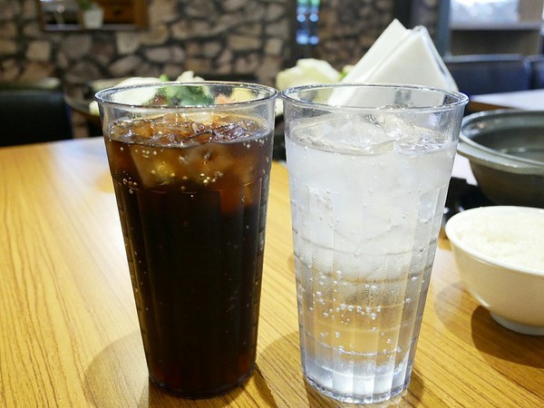 裊裊鍋物：裊裊鍋物-逢甲巷弄內人氣火鍋  也是進補的好選擇  用餐時間高朋滿座  沒訂位還吃不到 (愛評體驗券)