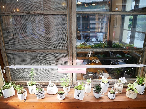 裊裊鍋物：裊裊鍋物-逢甲巷弄內人氣火鍋  也是進補的好選擇  用餐時間高朋滿座  沒訂位還吃不到 (愛評體驗券)